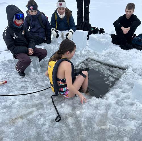 Jentene sit og ventar å få koma uti.